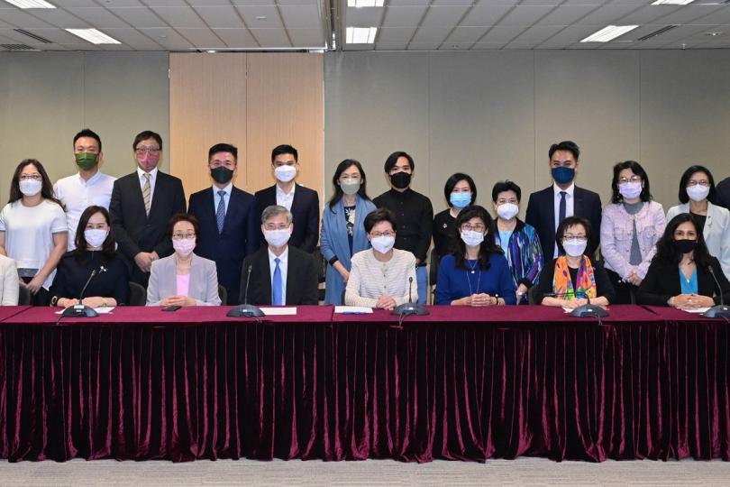 凝聚共識: 林鄭月娥(前排中)主持兒童事務委員會第13次會議。 凝聚共識: 林鄭月娥(前排中)主持兒童事務委員會第13次會議。