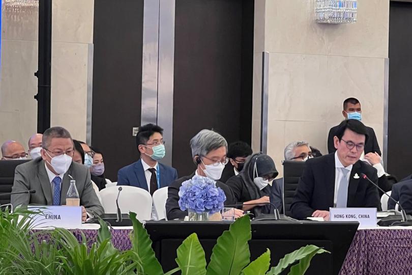 支持自貿:  邱騰華（右）出席亞太經合組織貿易部長會議，在主題為支持多邊貿易制度的討論環節發言。