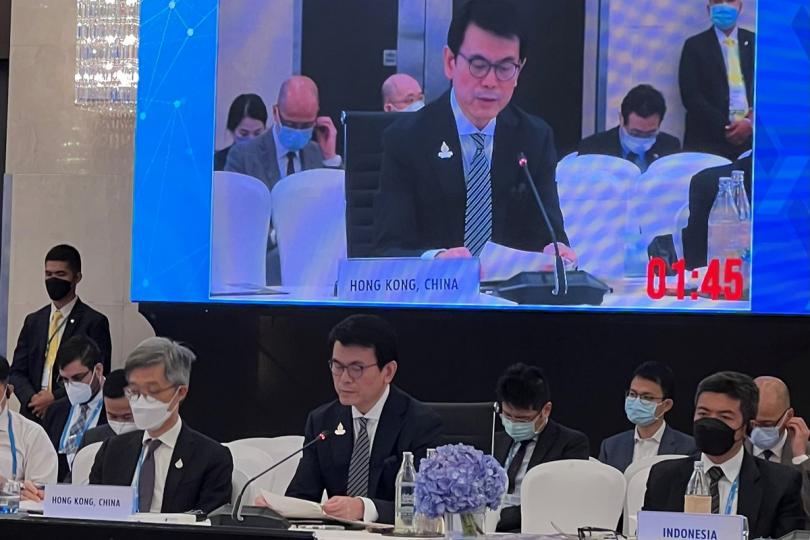 疫後時代: 邱騰華(前排中)出席在曼谷舉行的亞太經合組織貿易部長會議。 疫後時代: 邱騰華(前排中)出席在曼谷舉行的亞太經合組織貿易部長會議。
