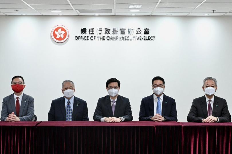 會晤:  李家超（中）與自由黨立法會議員會面，就新一屆政府工作進行交流。