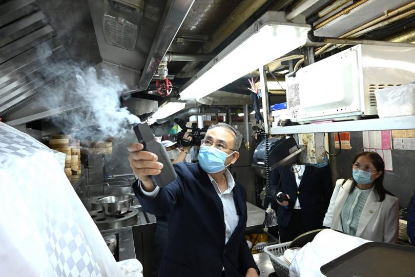 通風系統:  餐飲處所換氣量或空氣淨化設備工作小組主席源柏樑（左）和食環署副署長黃淑嫻（右）視察上環一間曾出現新冠病毒群組感染個案的食肆，了解該食肆就其通風系統採取的改善措施。