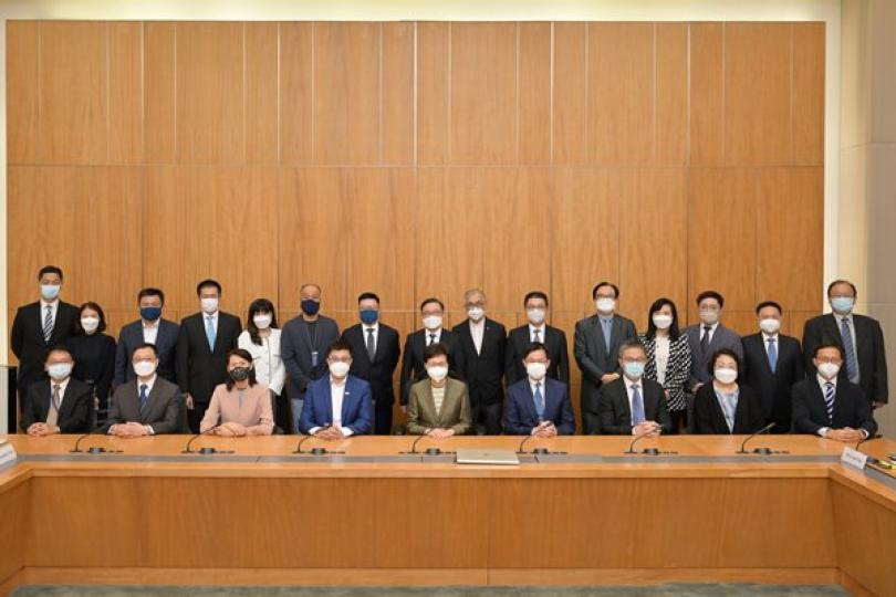 務實討論: 林鄭月娥(前排中)主持撲滅罪行委員會第265次會議,也是本屆政府任期內最後一次會議。 務實討論: 林鄭月娥(前排中)主持撲滅罪行委員會第265次會議,也是本屆政府任期內最後一次會議。