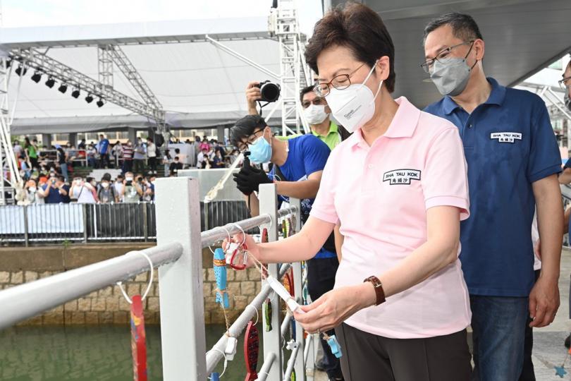 碼頭開放:  林鄭月娥（左一）於碼頭欄杆掛上以沙頭角魚燈舞為設計概念的木製魚掛飾。