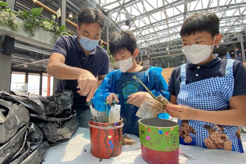 培育幼苗: 土木工程拓展署可持續大嶼辦事處早前開展紅樹種植計劃,邀請東涌區內的小學生種植紅樹苗,推廣可持續發展和社區共建的理念。 培育幼苗: 土木工程拓展署可持續大嶼辦事處早前開展紅樹種植計劃,邀請東涌區內的小學生種植紅樹苗,推廣可持續發展和社區共建的理念。