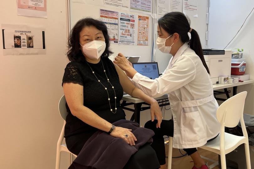 加強保護: 鄭若驊在渣華道體育館社區疫苗接種中心接種第四劑科興新冠疫苗。 加強保護: 鄭若驊在渣華道體育館社區疫苗接種中心接種第四劑科興新冠疫苗。