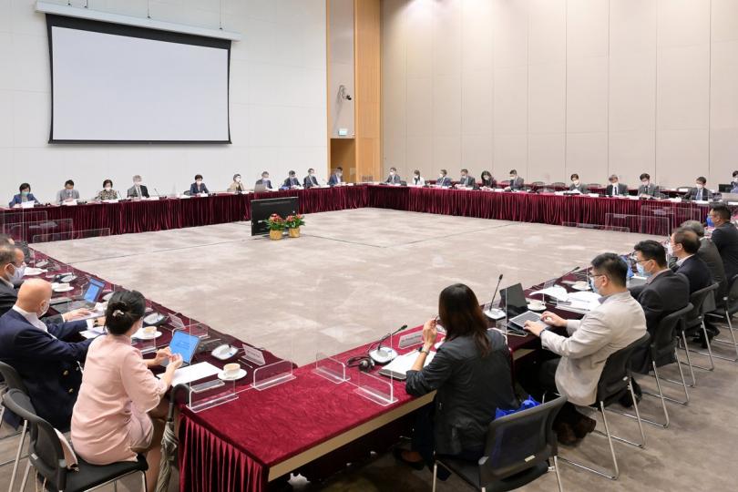 吸納人才: 林鄭月娥主持人力資源規劃委員會會議。 吸納人才: 林鄭月娥主持人力資源規劃委員會會議。