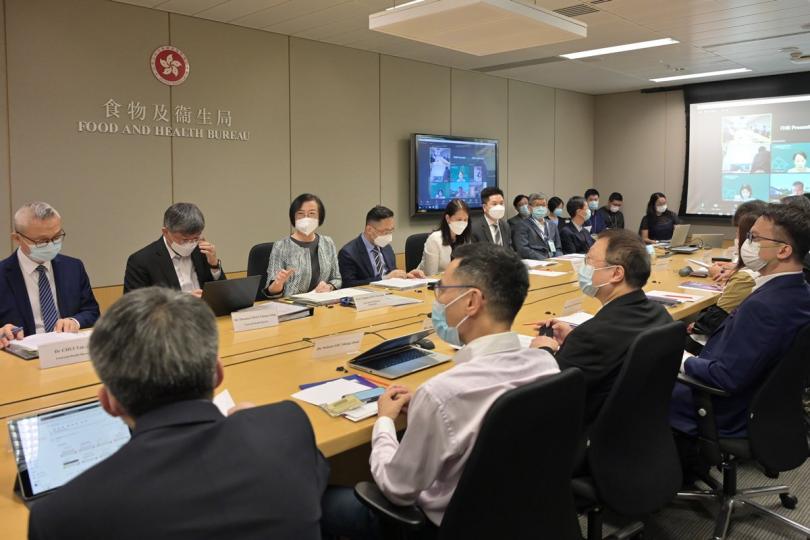 防控癌症: 陳肇始(後排左三)主持癌症事務統籌委員會會議。 防控癌症: 陳肇始(後排左三)主持癌症事務統籌委員會會議。