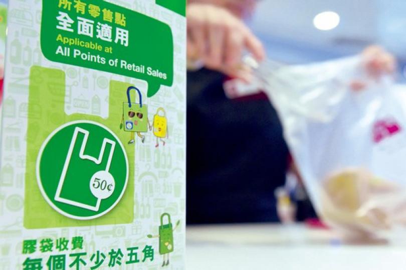 政府建議修例上調膠袋徵費至一元 政府建議修例上調膠袋徵費至一元