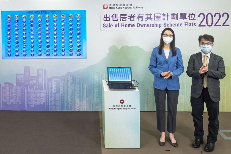電腦攪珠: 黃碧如(左)由房屋署助理署長(房屋資助)梁德仁陪同主持攪珠儀式。 電腦攪珠: 黃碧如(左)由房屋署助理署長(房屋資助)梁德仁陪同主持攪珠儀式。