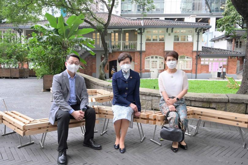 獨特風格: 林鄭月娥(中)到訪擴展後啓用的北角油街實現藝術空間,坐到一組美學和實用兼備的藝術座椅「連里枝」上。 獨特風格: 林鄭月娥(中)到訪擴展後啓用的北角油街實現藝術空間,坐到一組美學和實用兼備的藝術座椅「連里枝」上。