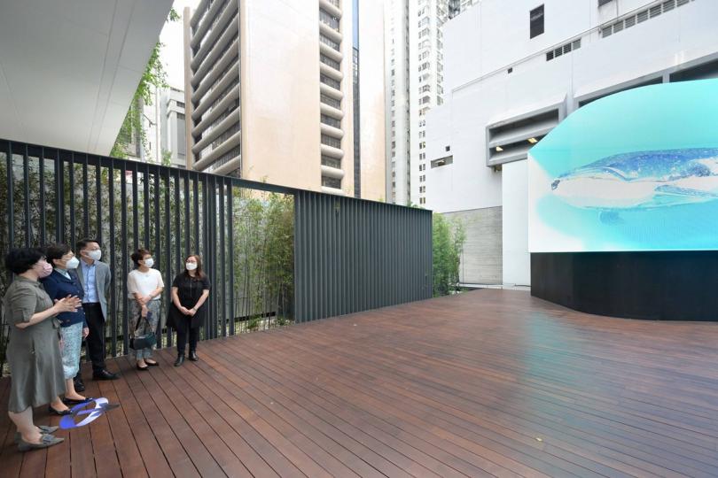 藍鯨暢泳:  林鄭月娥（左二）在油街實現藝術空間觀賞慶祝香港特區成立25周年的藝術展覽「新域混影」。