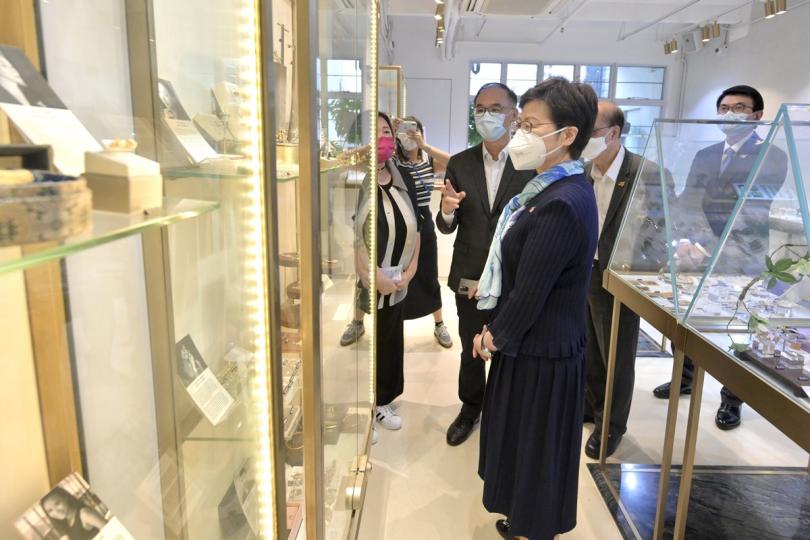 鑑賞:  林鄭月娥參觀元創方內展示的設計品牌和產品。