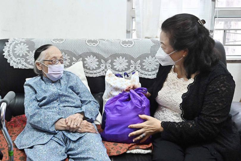 表達關懷: 鄭若驊(右)向筲箕灣愛東邨獨居長者送上香港特區成立25周年慶祝活動禮物包。 表達關懷: 鄭若驊(右)向筲箕灣愛東邨獨居長者送上香港特區成立25周年慶祝活動禮物包。