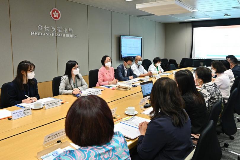 進度良好: 陳肇始(左三)感謝護士管理局仝人和所有協助推進專科護士自願認可計劃的護理同業,並鼓勵護理同業繼續踴躍參與計劃。 進度良好: 陳肇始(左三)感謝護士管理局仝人和所有協助推進專科護士自願認可計劃的護理同業,並鼓勵護理同業繼續踴躍參與計劃。