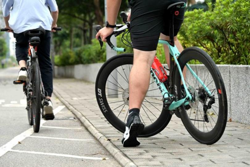 政府正檢視騎單車佩戴頭盔要求 政府正檢視騎單車佩戴頭盔要求