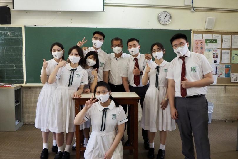 接觸青年: 陳茂波在網誌撰文表示,他早前參與一間中學的結業典禮,趁機與學生交流,希望更深入了解年輕人對未來的想法。 接觸青年: 陳茂波在網誌撰文表示,他早前參與一間中學的結業典禮,趁機與學生交流,希望更深入了解年輕人對未來的想法。