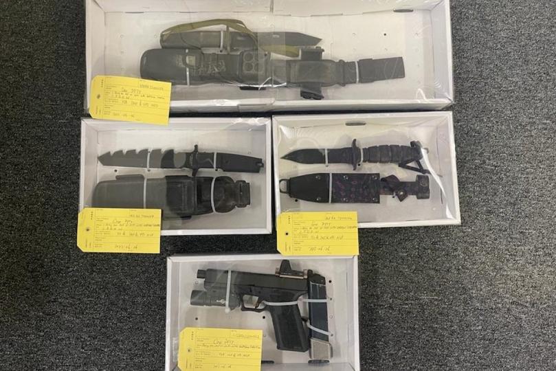 嚴厲執法: 警務處國家安全處拘捕兩名男子,並檢獲軍刀和仿製槍械。 嚴厲執法: 警務處國家安全處拘捕兩名男子,並檢獲軍刀和仿製槍械。