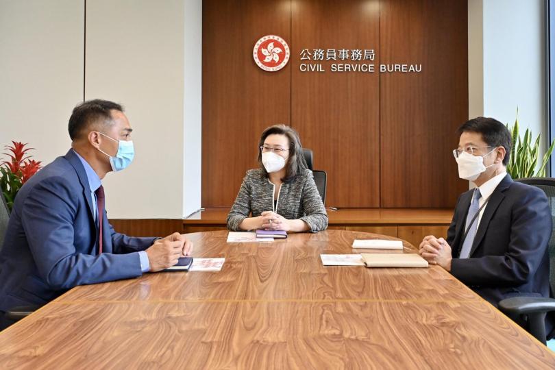 加強培訓:  楊何蓓茵（中）和梁卓文（右）與郭蔭庶會面，討論學院的未來工作重點。