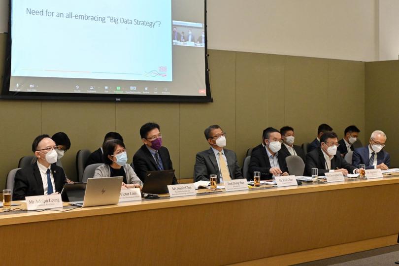 商討策略:  陳茂波（中）主持數字化經濟發展委員會首次會議。