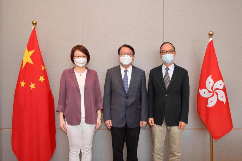 促進溝通:  陳國基（中）與李慧琼（左）和馬逢國會面。