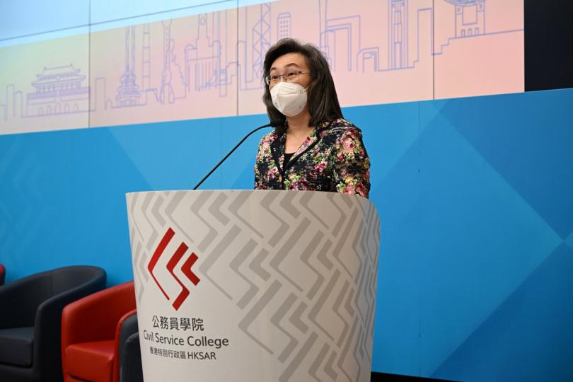 展望:  公務員學院舉辦特區成立25周年講座系列，公務員事務局局長為活動致辭。