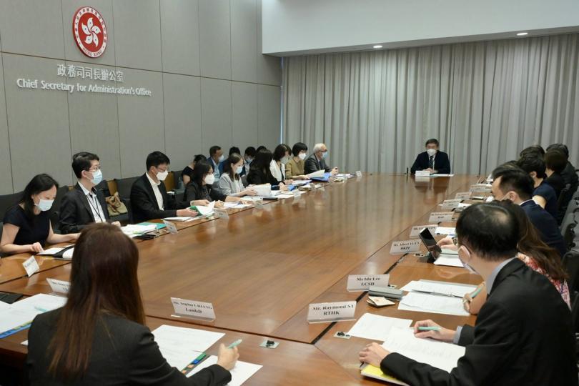 積極統籌: 卓永興(中)主持地區事項統籌工作組首次會議。 積極統籌: 卓永興(中)主持地區事項統籌工作組首次會議。