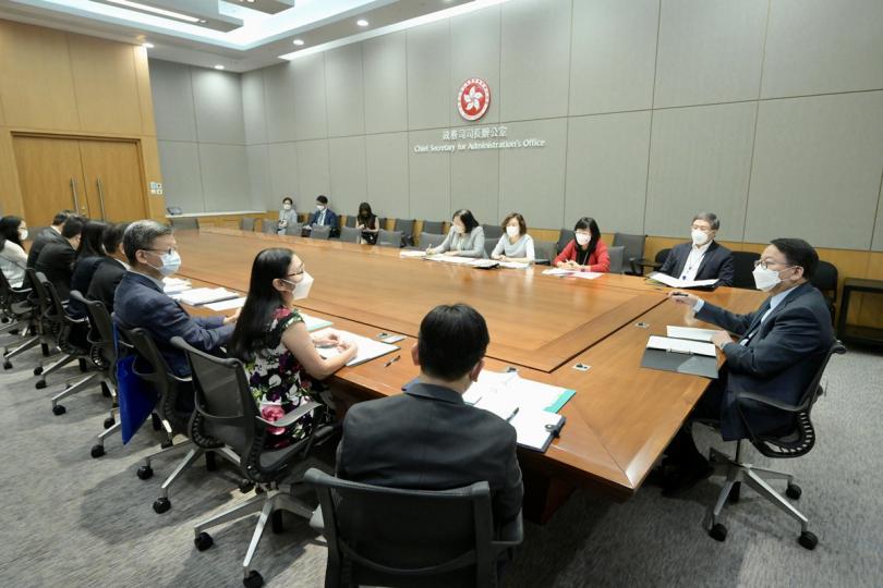 精準扶貧: 陳國基(右)主持弱勢社群學生擺脫跨代貧窮行動小組首次會議。 精準扶貧: 陳國基(右)主持弱勢社群學生擺脫跨代貧窮行動小組首次會議。