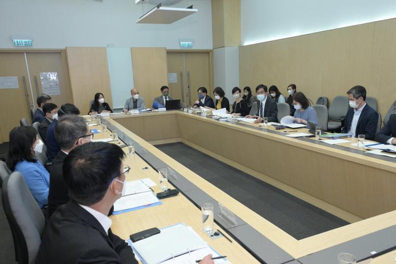 加快建屋: 黃偉綸(右三)主持公營房屋項目行動工作組首次會議。 加快建屋: 黃偉綸(右三)主持公營房屋項目行動工作組首次會議。