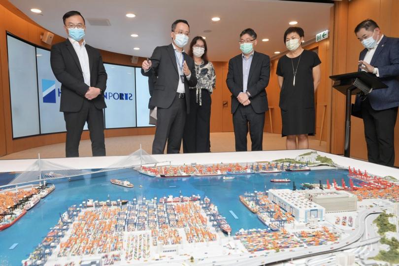 港口發展: 林世雄(右三)到訪葵青貨櫃碼頭,聽取碼頭營運商代表講解碼頭運作情況。 港口發展: 林世雄(右三)到訪葵青貨櫃碼頭,聽取碼頭營運商代表講解碼頭運作情況。