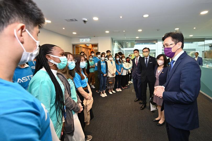 創科棟樑:  孫東（右）在應科院與年輕研發人員和暑期實習生交流，鼓勵他們在香港發展科研事業。