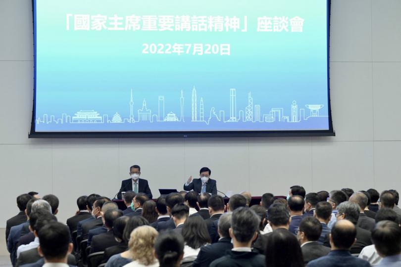 闡述要義: 李家超(右)主講第三場「國家主席重要講話精神」座談會,陳茂波(左)在場分享感受。 闡述要義: 李家超(右)主講第三場「國家主席重要講話精神」座談會,陳茂波(左)在場分享感受。