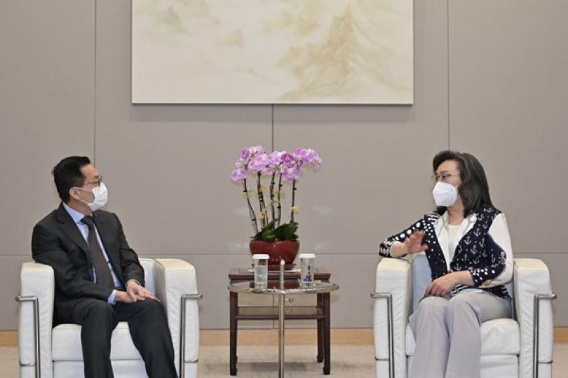 楊何蓓茵晤新加坡公務員首長 楊何蓓茵晤新加坡公務員首長