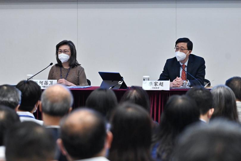說明要旨:  李家超（右）主講第四場「國家主席重要講話精神」座談會，楊何蓓茵也在會上分享感受。