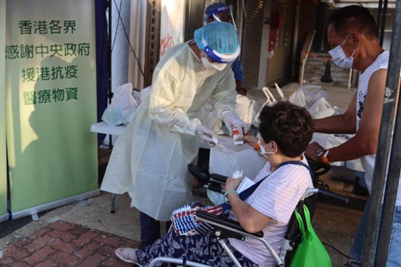 妥善安排: 漁農自然護理署人員向利滿樓的受檢居民派發食物包、快速抗原測試套裝,以及由中央人民政府捐贈的抗疫中成藥。 妥善安排: 漁農自然護理署人員向利滿樓的受檢居民派發食物包、快速抗原測試套裝,以及由中央人民政府捐贈的抗疫中成藥。