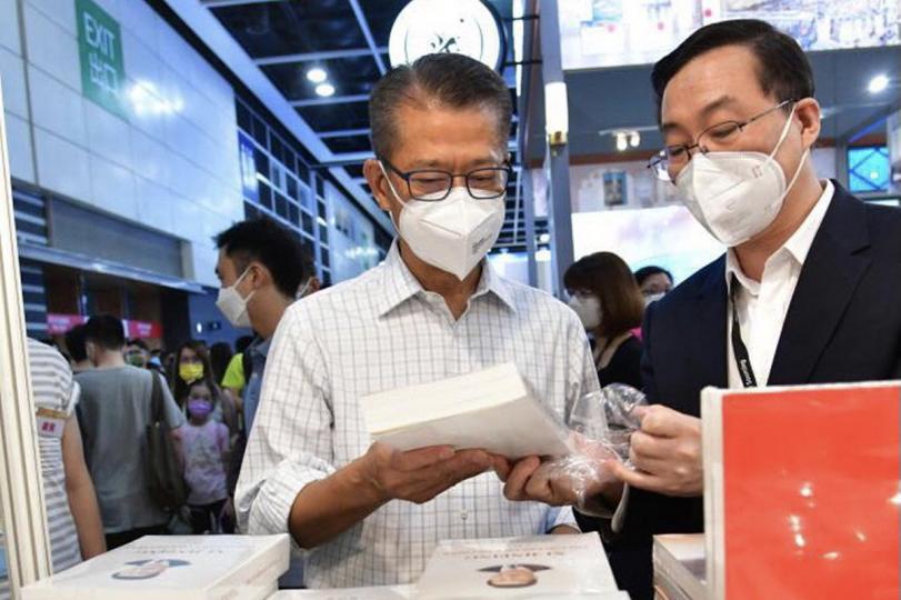 手不釋卷:  陳茂波7月23日到香港書展，與市民交流並購買書籍。