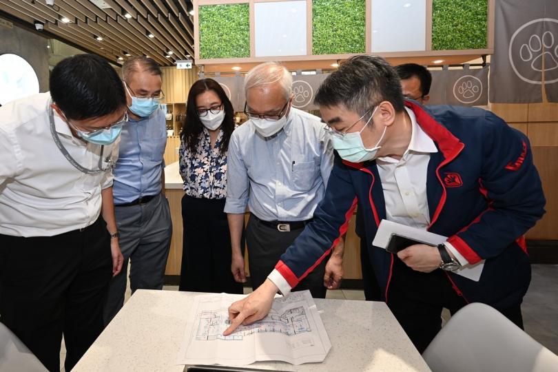 遵守規定: 謝展寰(右二)視察火鍋店,了解該店如何改善通風。 遵守規定: 謝展寰(右二)視察火鍋店,了解該店如何改善通風。