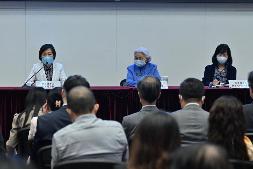 掌握要義:  教育局在政府總部舉辦國家主席重要講話精神座談會，由梁愛詩（中）主講，蔡若蓮（左）分享看法和感受。