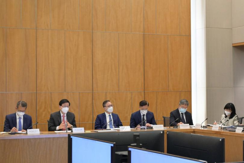 團結抗疫: 李家超(左二)7月27日召開本屆政府首次抗疫督導委員會會議。 團結抗疫: 李家超(左二)7月27日召開本屆政府首次抗疫督導委員會會議。
