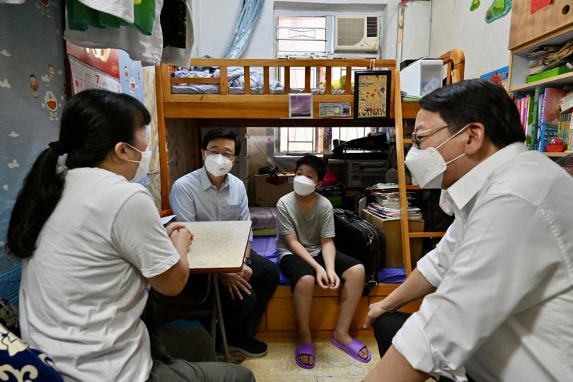 關心基層: 李家超(左二)、陳國基(右一)探訪居於劏房的基層家庭,了解其生活狀況。 關心基層: 李家超(左二)、陳國基(右一)探訪居於劏房的基層家庭,了解其生活狀況。