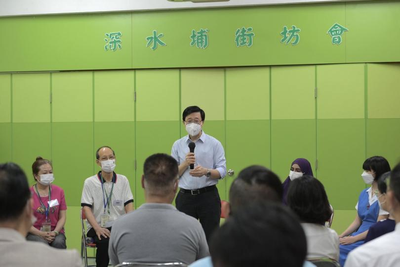 集思廣益:  李家超（中）與地區人士和基層居民就不同議題交流。