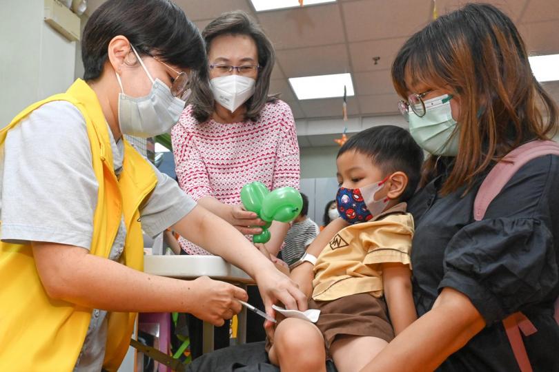 加強保護:  楊何蓓茵（左二）了解幼童接種科興疫苗的情況。