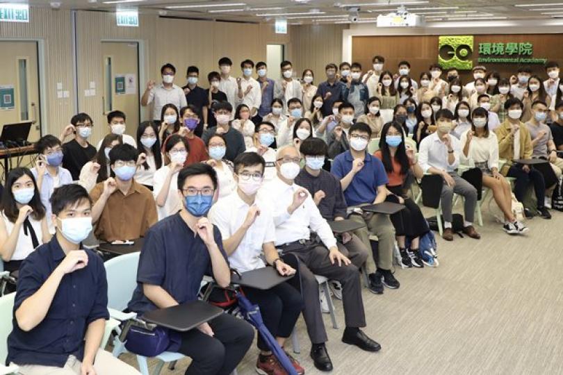謝展寰與暑期實習生交流 謝展寰與暑期實習生交流