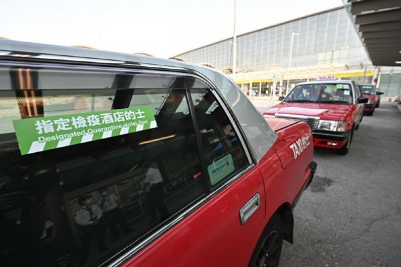 約六千人乘指定檢疫酒店的士 約六千人乘指定檢疫酒店的士