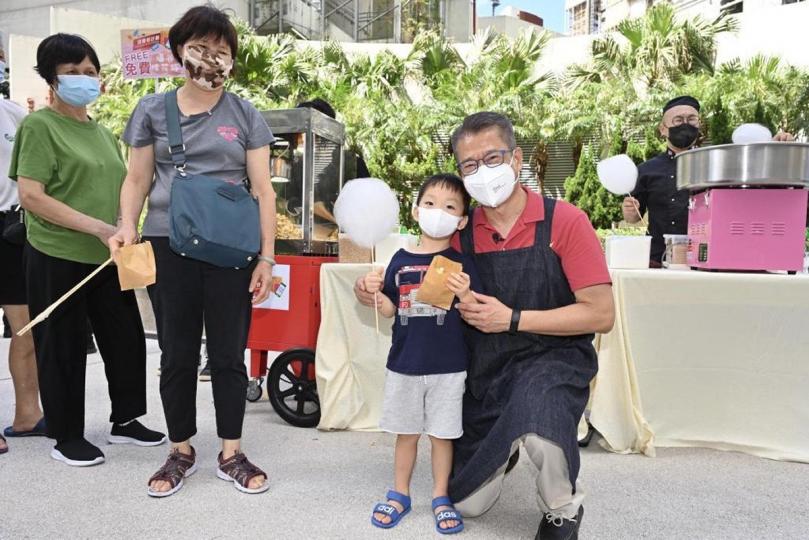 分享喜悅: 第二階段消費券發放,陳茂波購買棉花糖和爆谷與街坊和小朋友分享。 分享喜悅: 第二階段消費券發放,陳茂波購買棉花糖和爆谷與街坊和小朋友分享。