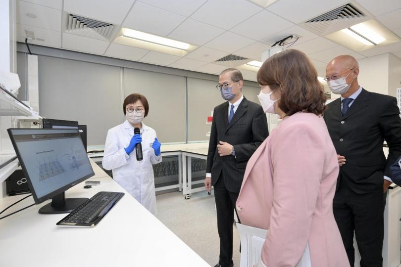 頂尖技術:  盧寵茂（左二）聽取香港基因組中心人員匯報中心的研究工作。