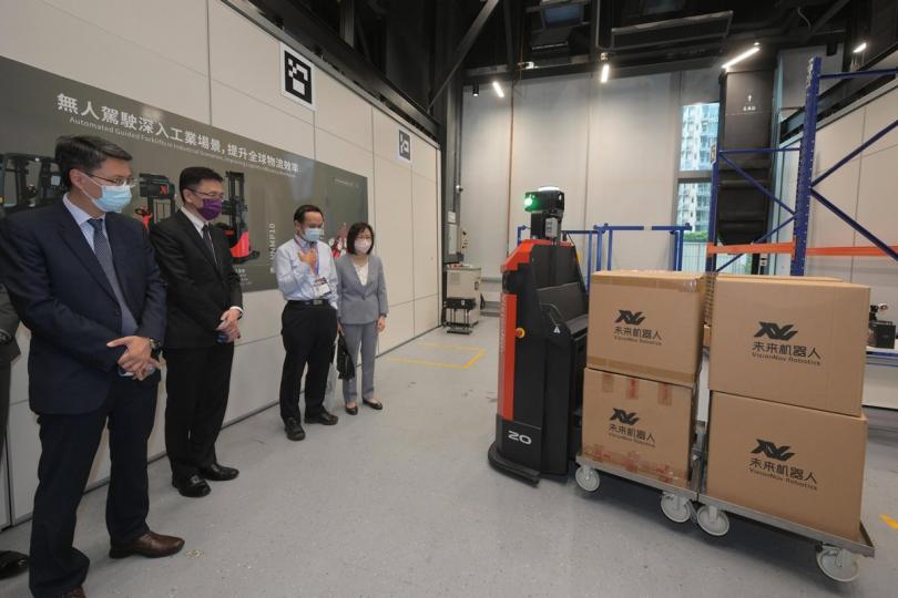 創新力量:  孫東（左二）探訪一間企業，聽取有關工業無人車輛產品的介紹。