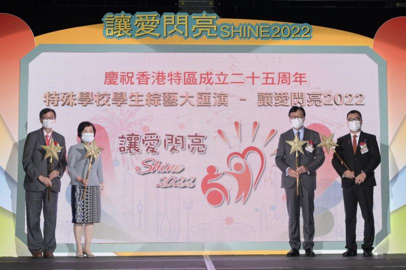 親切鼓勵:  蔡若蓮（左二）出席「特殊學校學生綜藝大匯演---讓愛閃亮2022」，勉勵學生以積極態度擁抱挑戰，成為獨立、有適應能力、能自學的人。