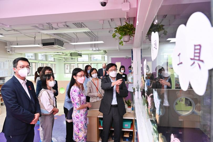 關心兒童: 孫玉菡(前排右)視察童樂居,了解其服務重整計劃的進度和留宿幼兒情況。 關心兒童: 孫玉菡(前排右)視察童樂居,了解其服務重整計劃的進度和留宿幼兒情況。