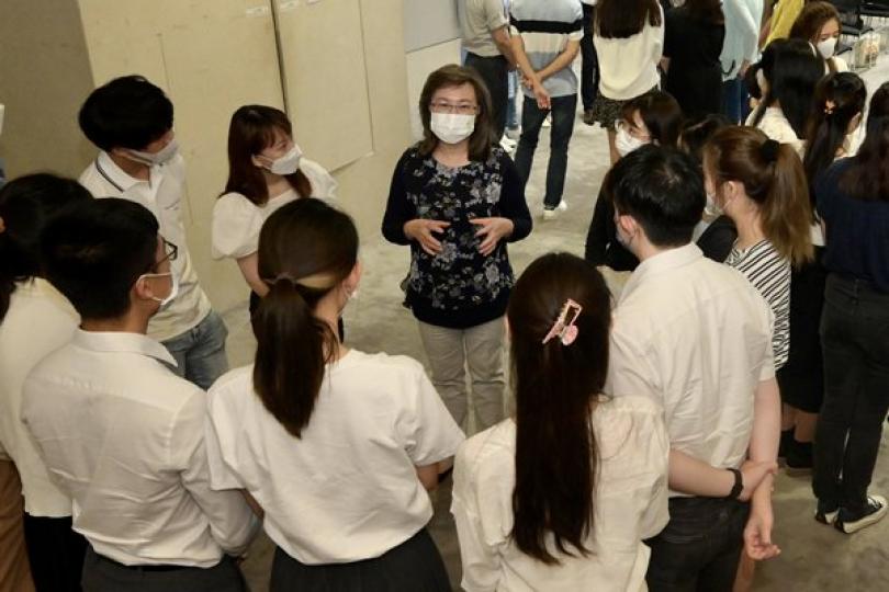 楊何蓓茵勉實習生貢獻國家 楊何蓓茵勉實習生貢獻國家
