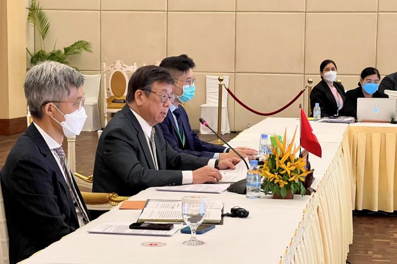 加強聯繫:  丘應樺（左二）在第六屆中國香港---東盟經貿部長會議上發言。